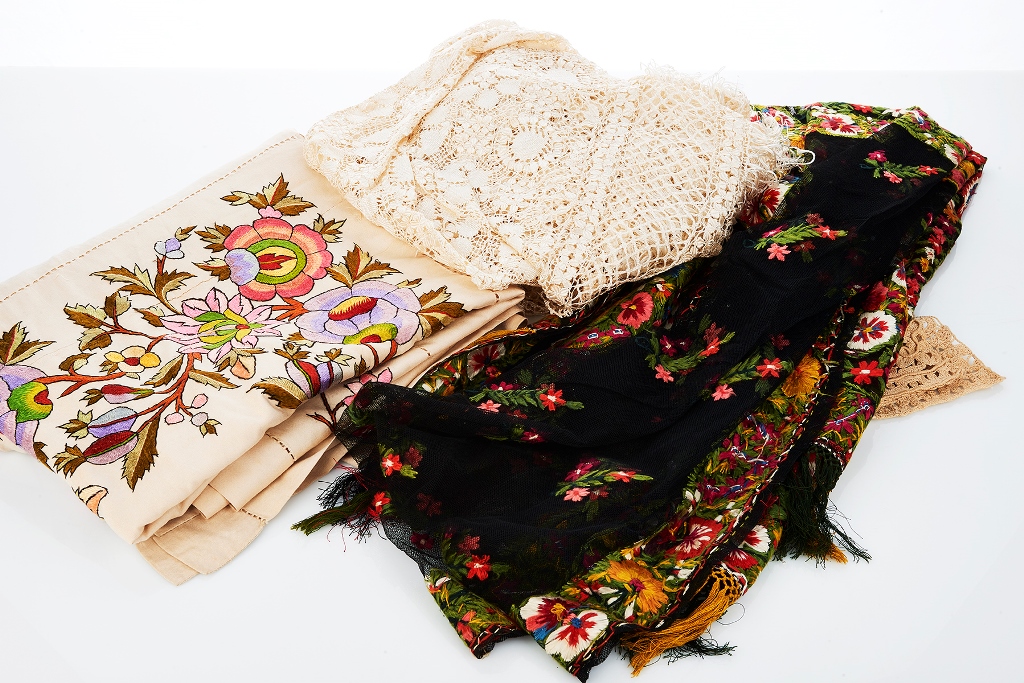 Assorted Lace and Linen - Shapiro Auctioneers